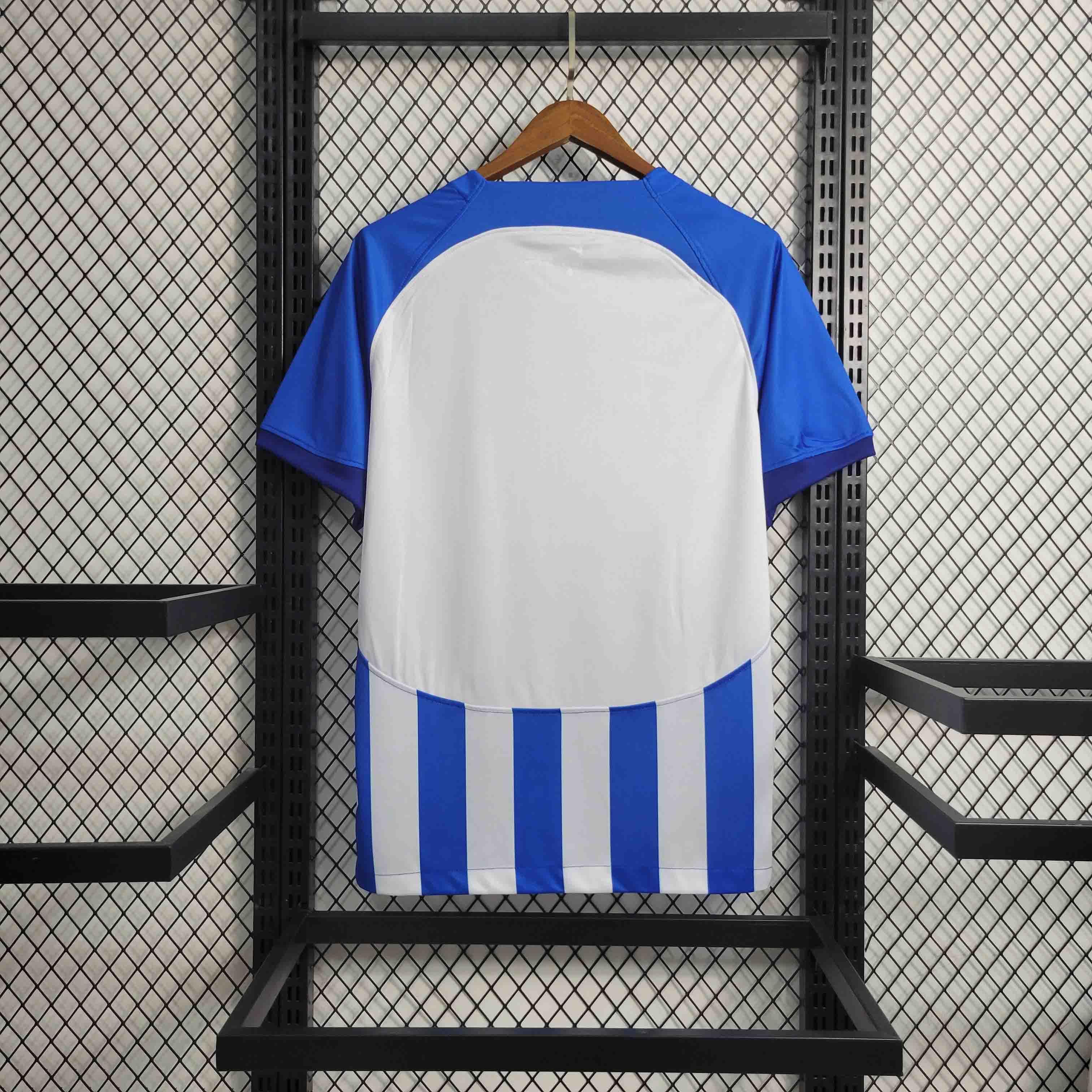 Maillot de football Brighton 2023-34 de la marque Le 12 -ème Maillot, vue frontale avec logo et détails du design.