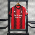 Maillot domicile AC Milan saison 2023-2024 Le 12 -ème Maillot, maillot de football rouge et noir avec logo du club.