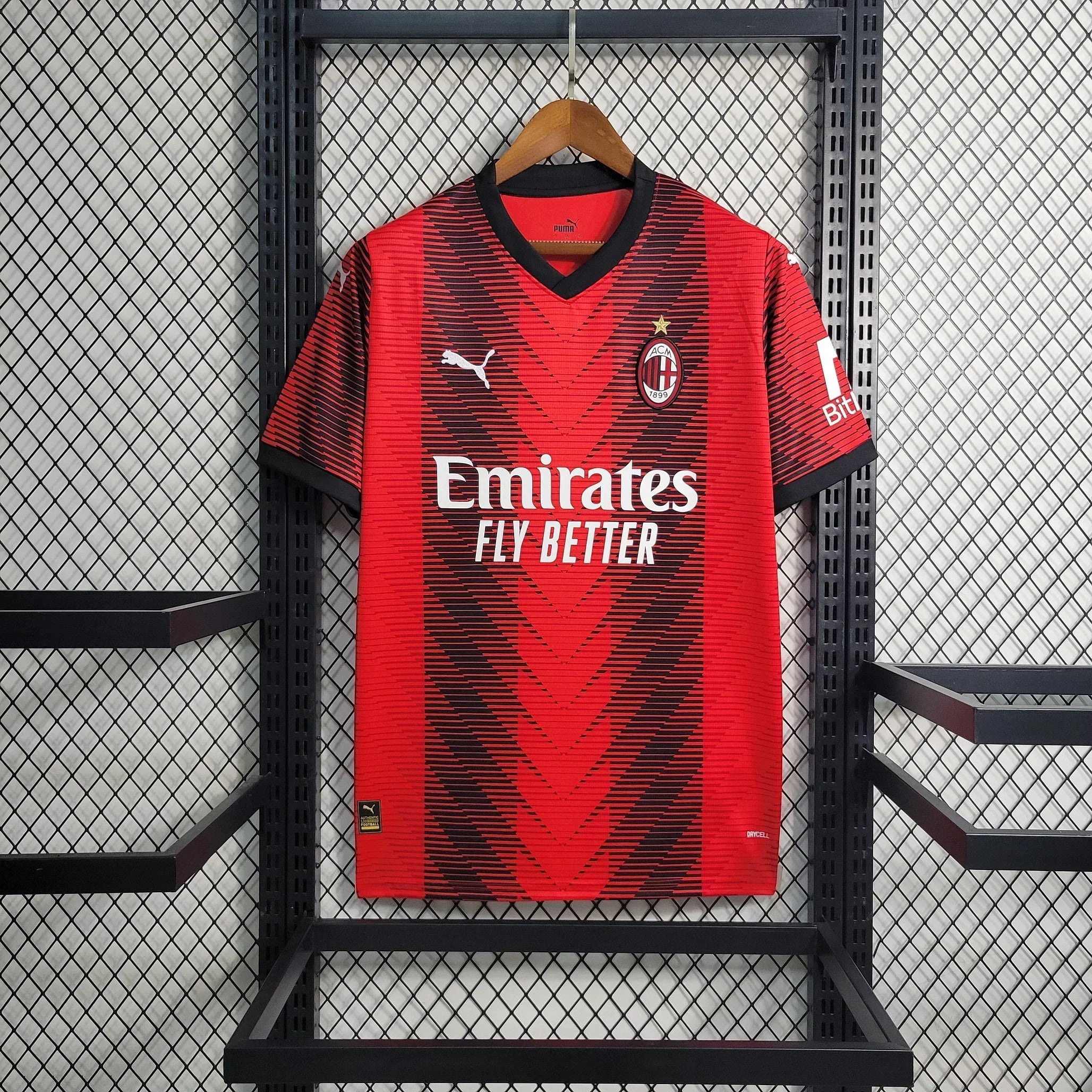 Maillot domicile AC Milan saison 2023-2024 Le 12 -ème Maillot, maillot de football rouge et noir avec logo du club.
