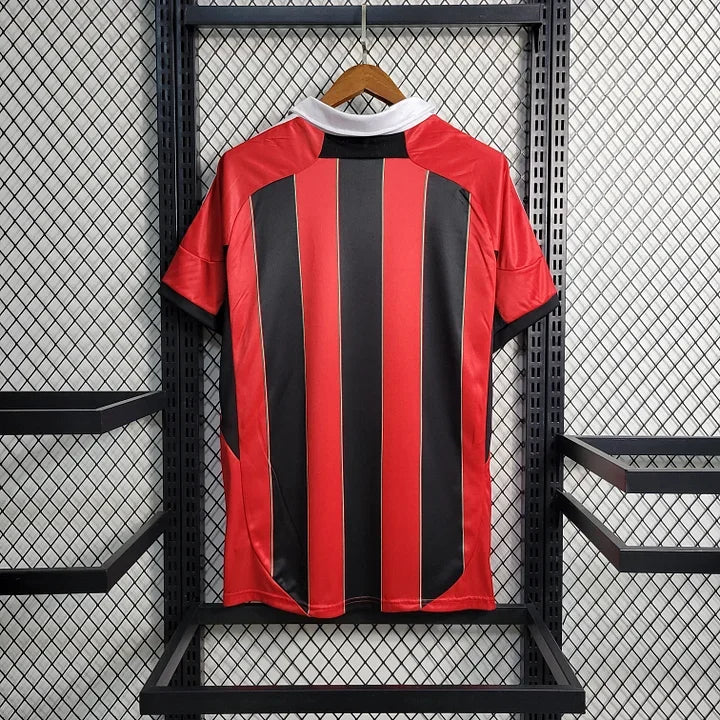 Maillot rétro de football AC Milan 2012-2013, marque Le 12 -ème, vue de face avec détails du design traditionnel.