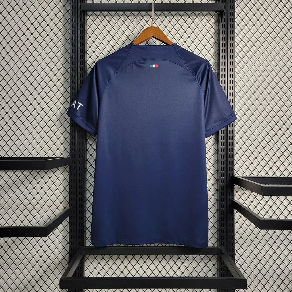 Maillot domicile PSG saison 2023-2024 Le 12 -ème Maillot, maillot de football rouge et bleu avec logo du club.