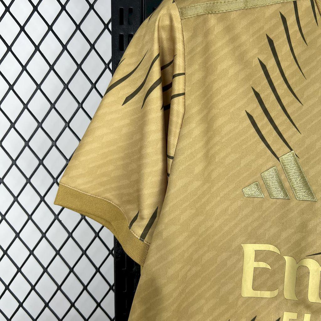 Maillot d'entraînement Real Madrid 2025-26, marque Le 12 -ème Maillot, en tissu technique avec logo et détails de sport.