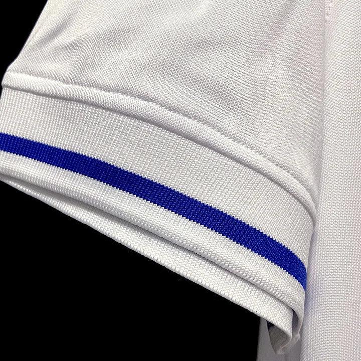 Maillot Brésil 2022/23 Le 12, maillot de football avec design bleu, vert et jaune, vue de face.