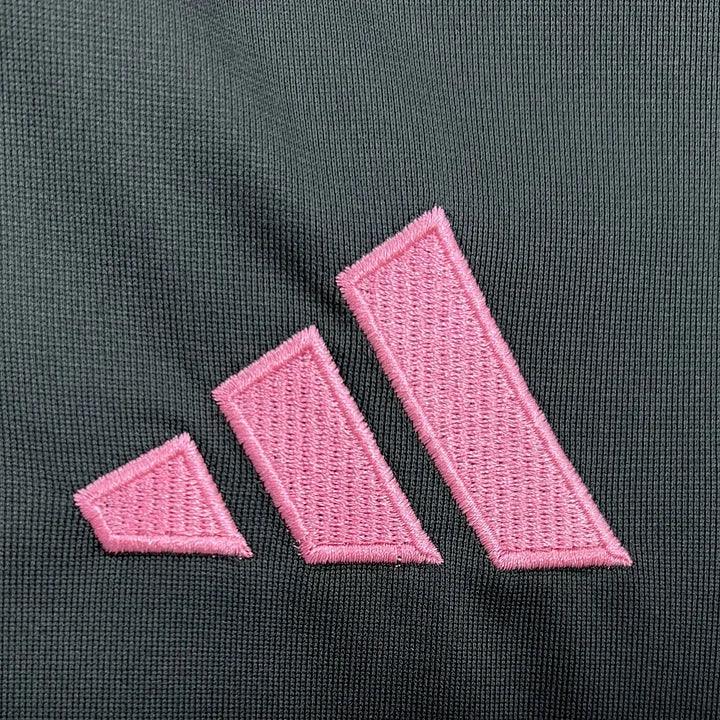 Maillot de football noir Inter Miami Le 12-ème Maillot 2025-2026, vue de face, détails du design et logo de l'équipe.