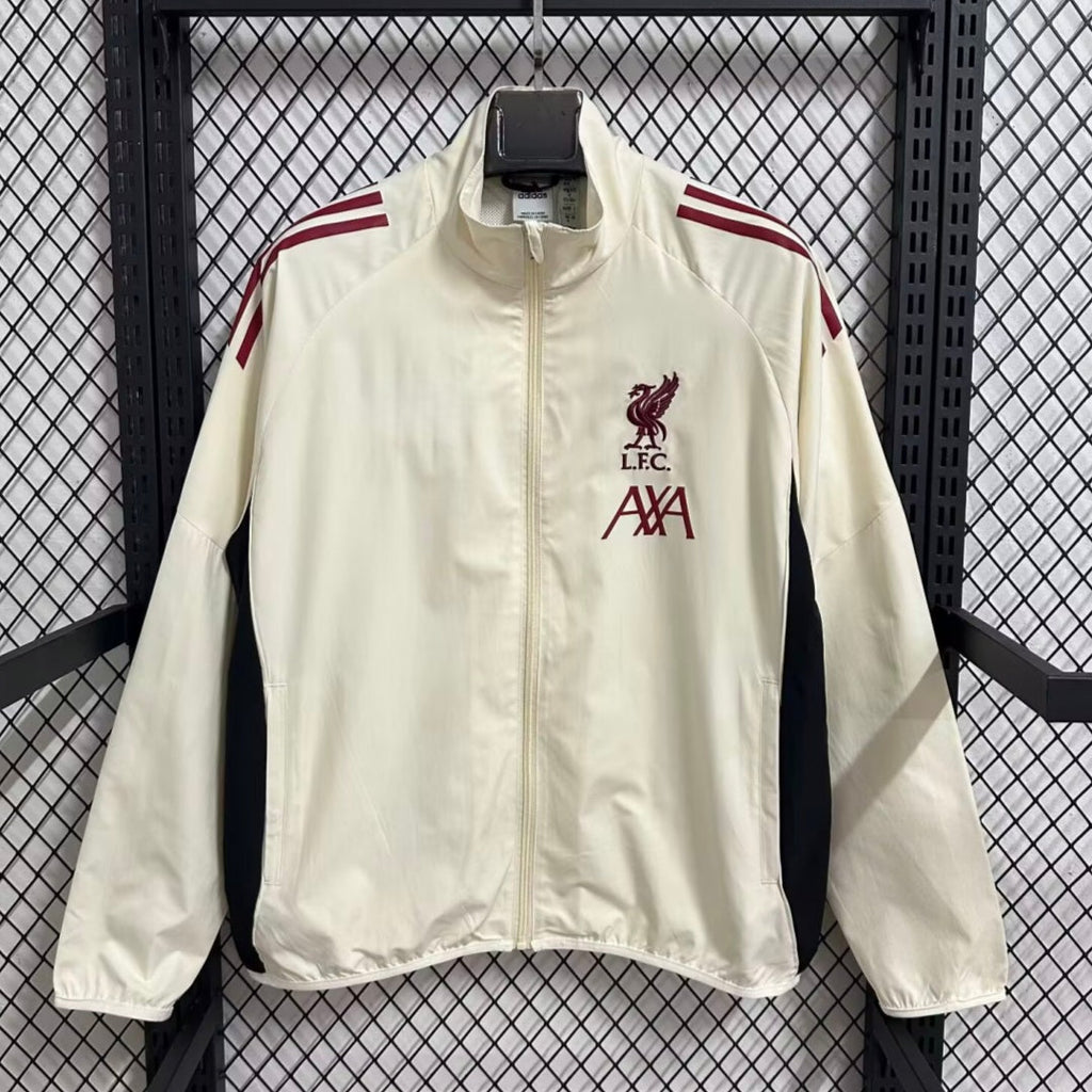 Veste coupe-vent réversible Liverpool Le 12 -ème Maillot, couleur contrastée, portée sur mannequin, détails de la fermeture éclair.