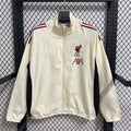 Veste coupe-vent réversible Liverpool Le 12 -ème Maillot, couleur contrastée, portée sur mannequin, détails de la fermeture éclair.