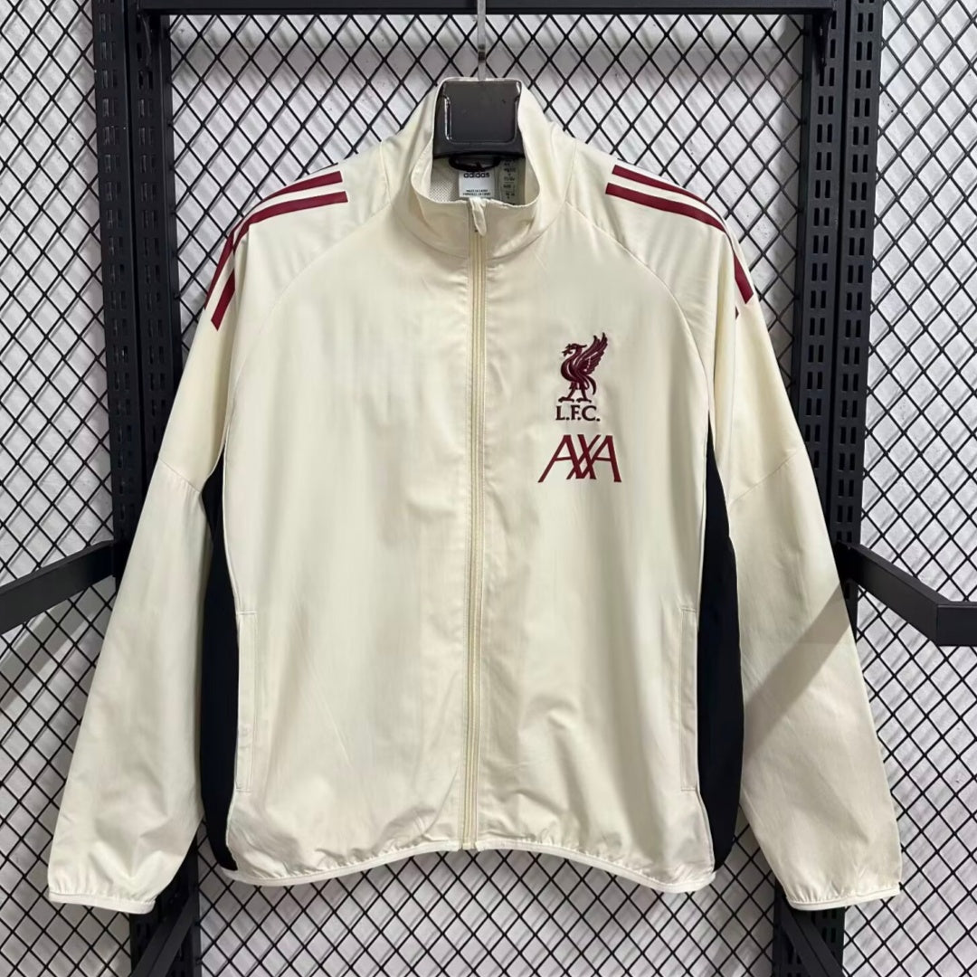 Veste coupe-vent réversible Liverpool Le 12 -ème Maillot, couleur contrastée, portée sur mannequin, détails de la fermeture éclair.