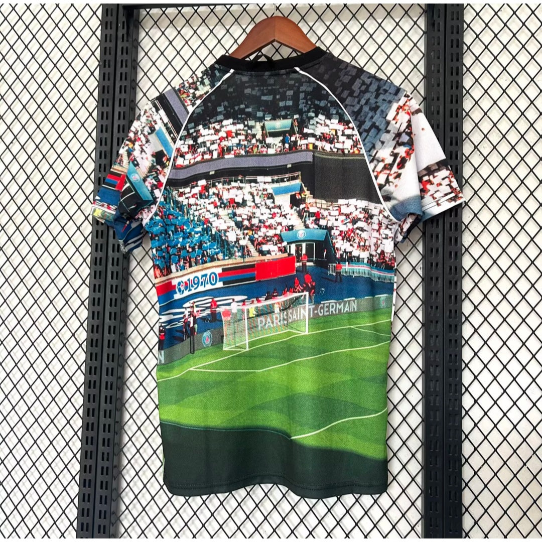 Maillot PSG 25/26 Le 12 -ème Maillot, maillot de football bleu avec logo PSG et détails blancs, vue de face.