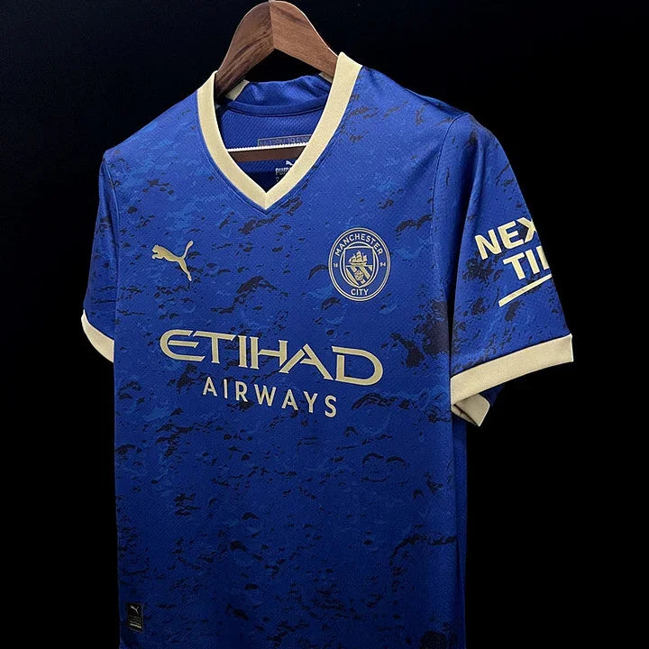 Maillot Manchester City 2023/24 Le 12 -ème Maillot, maillot de football avec logo et design officiel, vue frontale.