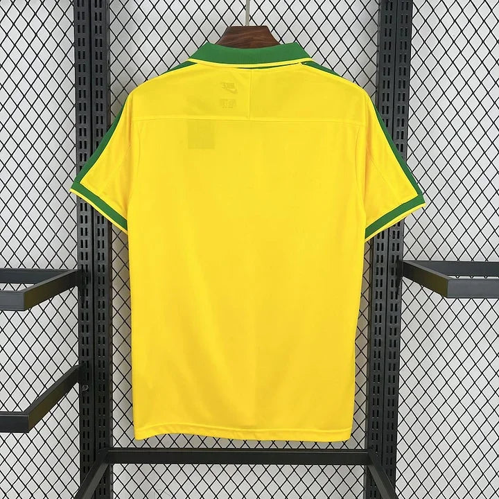 Maillot de football Brésil 1997 rétro de la marque Le 12 -ème Maillot, vue de face avec détails du design.