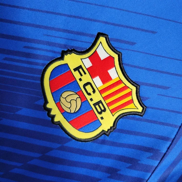 Maillot d'entraînement FC Barcelone 2023-2024 Le 12ème Maillot, logo et design sportif visible sur le front.