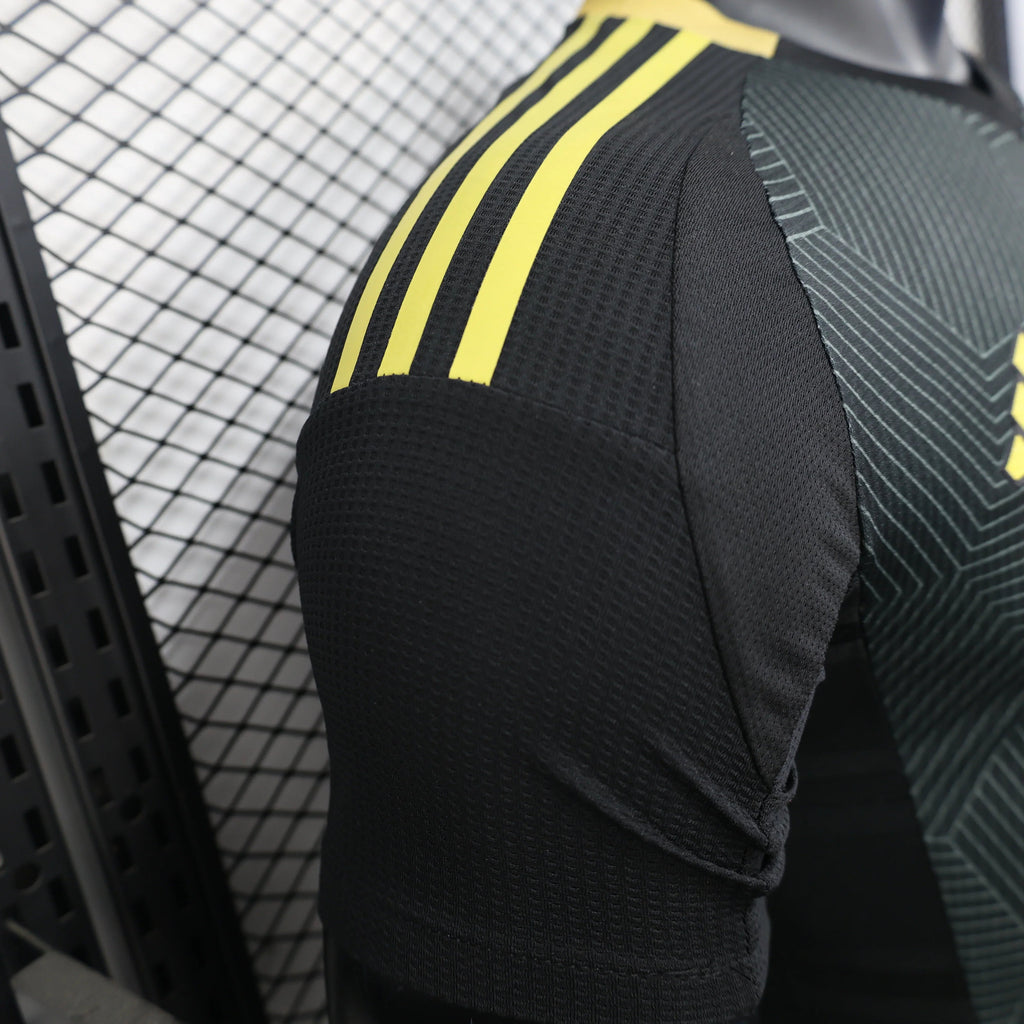 Maillot extérieur de l'équipe AL-Ahli 2025-26, modèle Le 12, avec logo et design sportif visible sur le maillot.