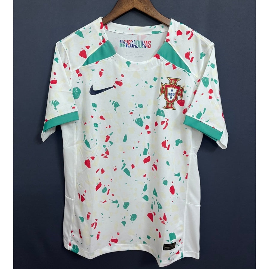Maillot Portugal 25/26 Le 12 -ème Maillot, maillot de football avec logo Portugal, couleurs rouge et vert.