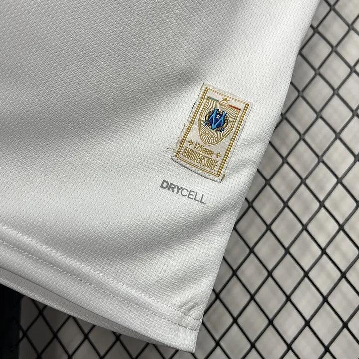 Maillot de football Olympique de Marseille 125 ans 2024-2025, blanc, signé Le 12 -ème Maillot, vue de face avec logo OM.