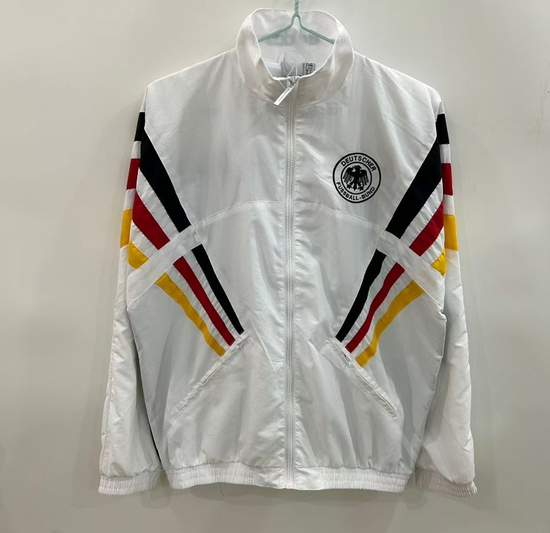 Veste coupe-vent réversible Le 12 -ème Maillot Allemagne blanche, légère et imperméable, affichant le logo sur la poitrine.
