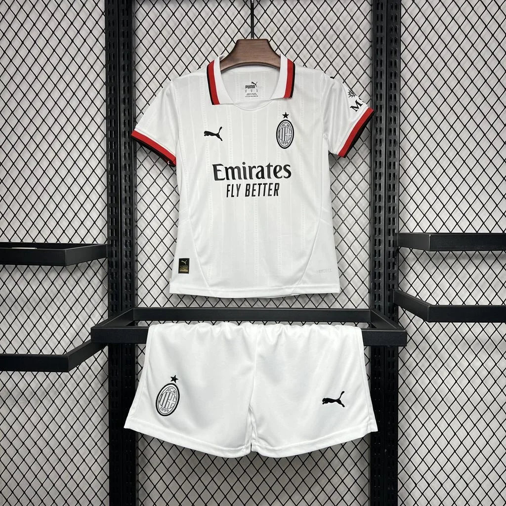Ensemble extérieur pour enfant AC Milan 2024-2025, maillot et short, de la marque Le 12 -ème Maillot, vue de face.