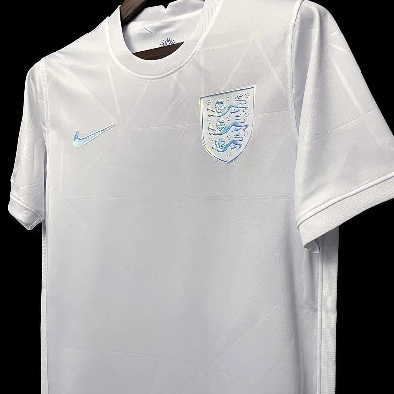 Maillot Angleterre 2022/23 Le 12, maillot de football avec design concept, détails du logo et couleurs traditionnelles anglaises.