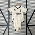 Maillot enfant AC Milan 2024-25 Le 12-ème Maillot, kit de football avec logo officiel et design sportif pour jeunes fans.