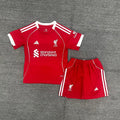 Ensemble domicile pour enfant Liverpool 25/26, maillot Le 12-ème Maillot avec logo et couleurs officielles.