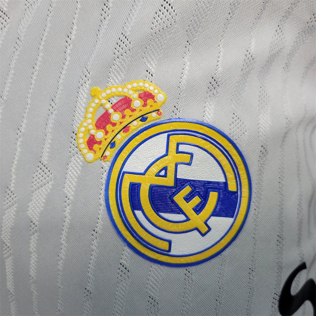 Maillot à manches longues 23-24 Real Madrid Le 12-ème Maillot, maillot de football blanc avec logo et détails du club.