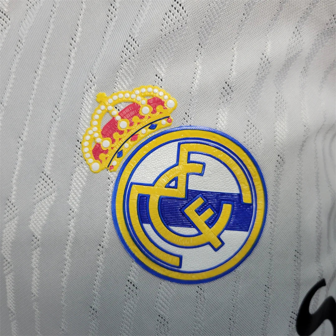 Maillot à manches longues 23-24 Real Madrid Le 12-ème Maillot, maillot de football blanc avec logo et détails du club.