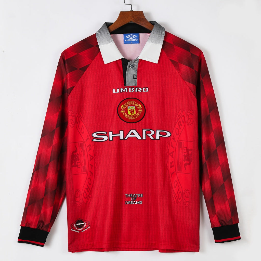 Maillot domicile rétro Manchester United 1996-1997 à manches longues, fabriqué par Le 12 -ème Maillot, vue de face.