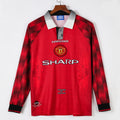 Maillot domicile rétro Manchester United 1996-1997 à manches longues, fabriqué par Le 12 -ème Maillot, vue de face.