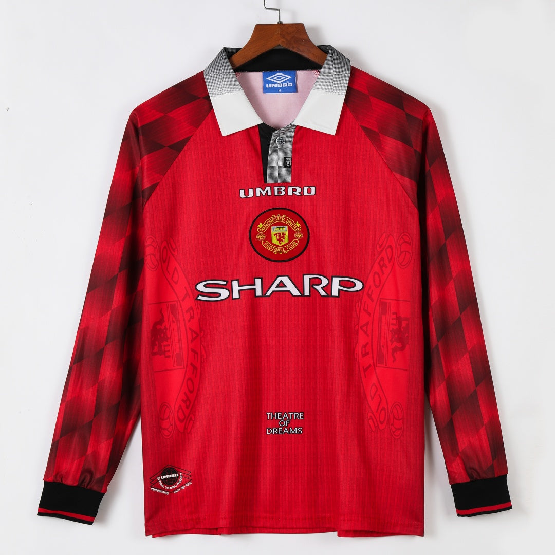 Maillot domicile rétro Manchester United 1996-1997 à manches longues, fabriqué par Le 12 -ème Maillot, vue de face.