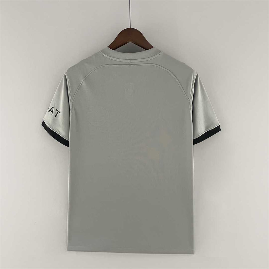 Maillot extérieur PSG 2022-2023 Le 12 -ème Maillot, design rétro avec logo et couleurs officielles du Paris Saint-Germain.
