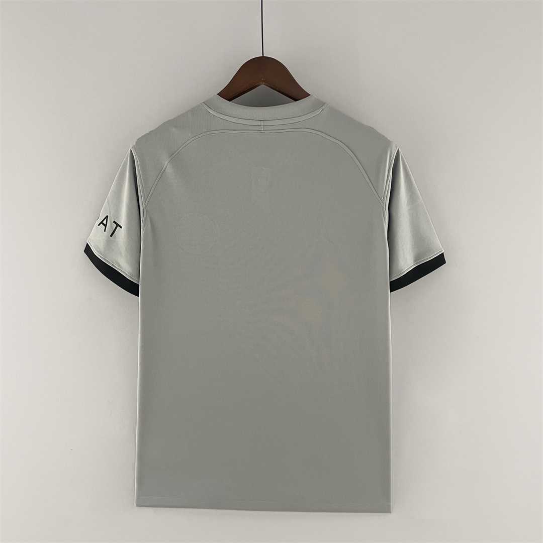 Maillot extérieur PSG 2022-2023 Le 12 -ème Maillot, design rétro avec logo et couleurs officielles du Paris Saint-Germain.