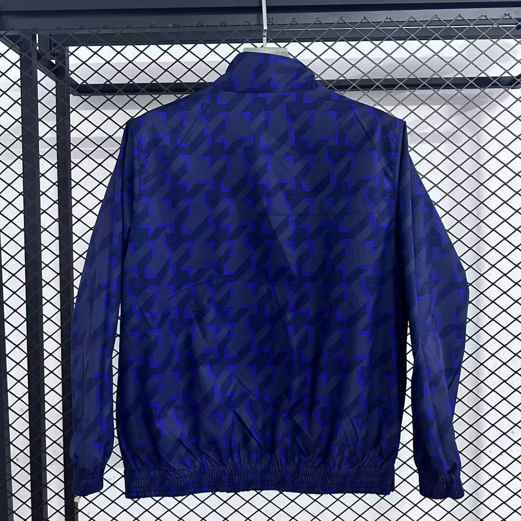Veste coupe-vent réversible Le 12 -ème Maillot Real Madrid, logo du club, tissu léger, côté uni et côté à motifs.