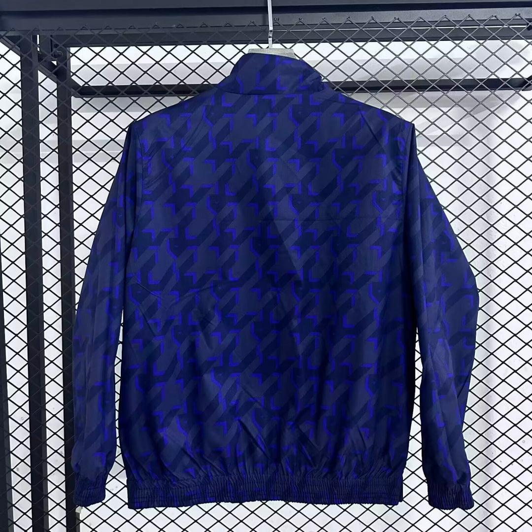 Veste coupe-vent réversible Le 12 -ème Maillot Real Madrid, logo du club, tissu léger, côté uni et côté à motifs.