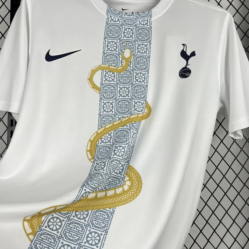 Maillot Tottenham concept 2025-26 Le 12 -ème Maillot, maillot de football avec logo et design moderne, vue de face.