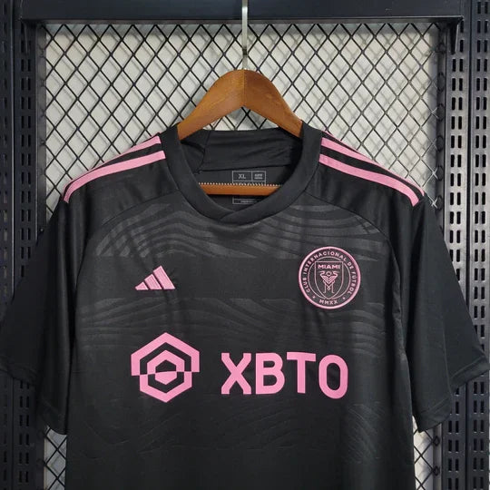 Maillot extérieur de l'Inter Miami saison 2023-2024, marque Le 12, avec logo et design sportif visible.