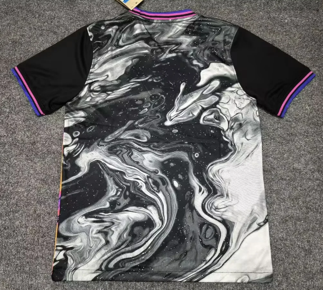 Maillot PSG 25/26 Le 12-ème Maillot, maillot de football rouge avec logo PSG et détails en blanc, vue front.