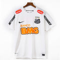 Maillot Santos rétro 2011/2012 de la marque Le 12, vue frontale avec logo et design vintage en couleurs bleues et blanches.