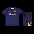Ensemble Barcelone Le 12 -ème Maillot, maillot de football bleu et rouge avec logo, sur fond blanc.