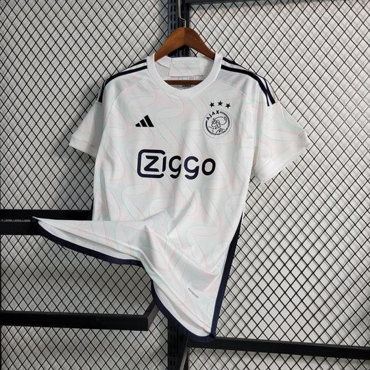 Maillot extérieur Ajax saison 2023-2024 Le 12-ème Maillot, maillot de football avec logo Ajax et design sportif visible.