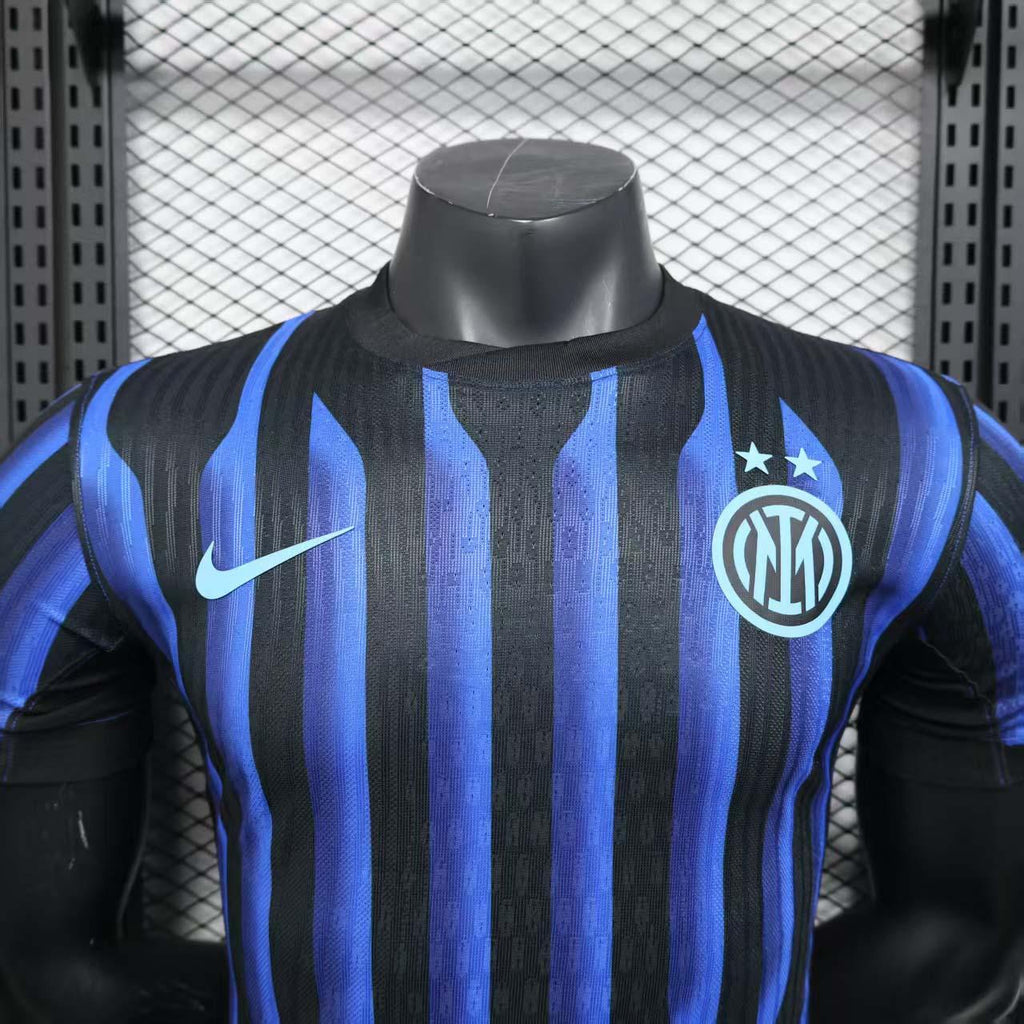 Maillot de football Inter Milan 2025-26 par Le 12-ème Maillot, vue de face avec logo de l'équipe et couleurs traditionnelles.