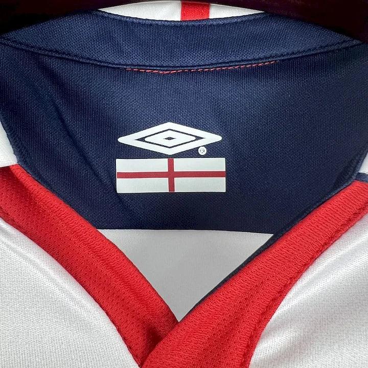 Maillot de football Angleterre rétro 2004 de la marque Le 12-ème Maillot, vue de face avec détails du design blanc et rouge
