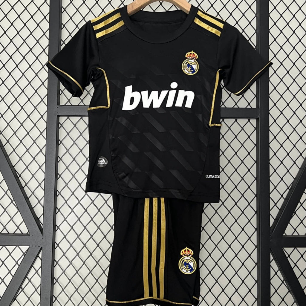 Ensemble pour enfant Real Madrid 2011-2012 extérieur rétro, maillot Le 12-ème Maillot avec logo et détails sportifs.