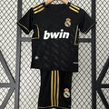 Ensemble pour enfant Real Madrid 2011-2012 extérieur rétro, maillot Le 12-ème Maillot avec logo et détails sportifs.