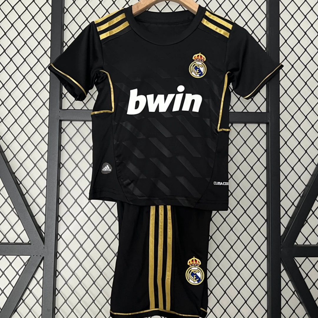 Ensemble pour enfant Real Madrid 2011-2012 extérieur rétro, maillot Le 12-ème Maillot avec logo et détails sportifs.
