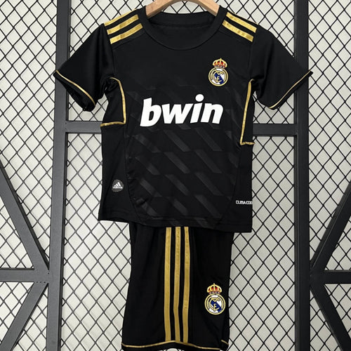 Ensemble pour enfant Real Madrid 2011-2012 extérieur rétro, maillot Le 12-ème Maillot avec logo et détails sportifs.