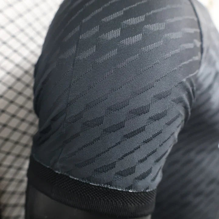 Maillot de football Real Madrid noir Y3 2024-2025, marque Le 12 -ème Maillot, vue de face avec logo et détails du design