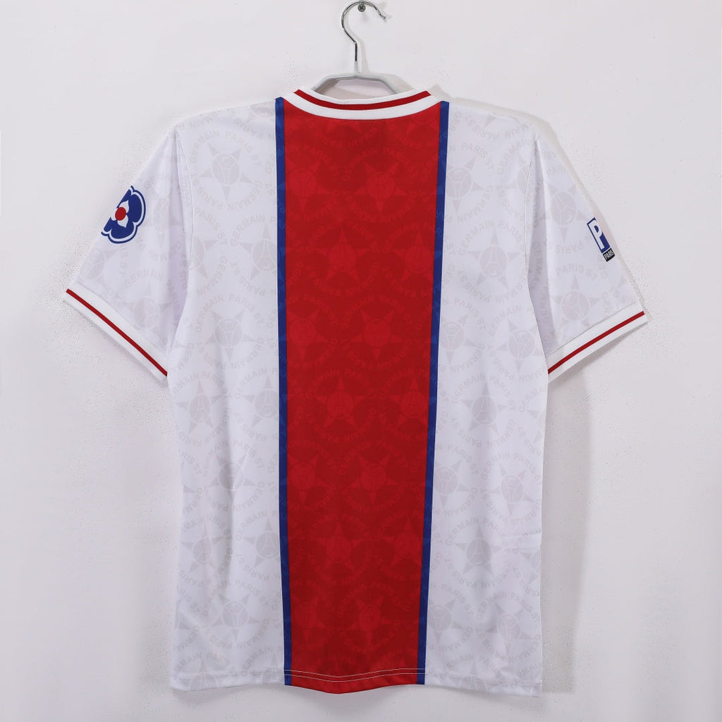 Maillot extérieur rétro PSG 1995-1996 Le 12-ème Maillot, maillot de football bleu avec logo du club et détails vintage.