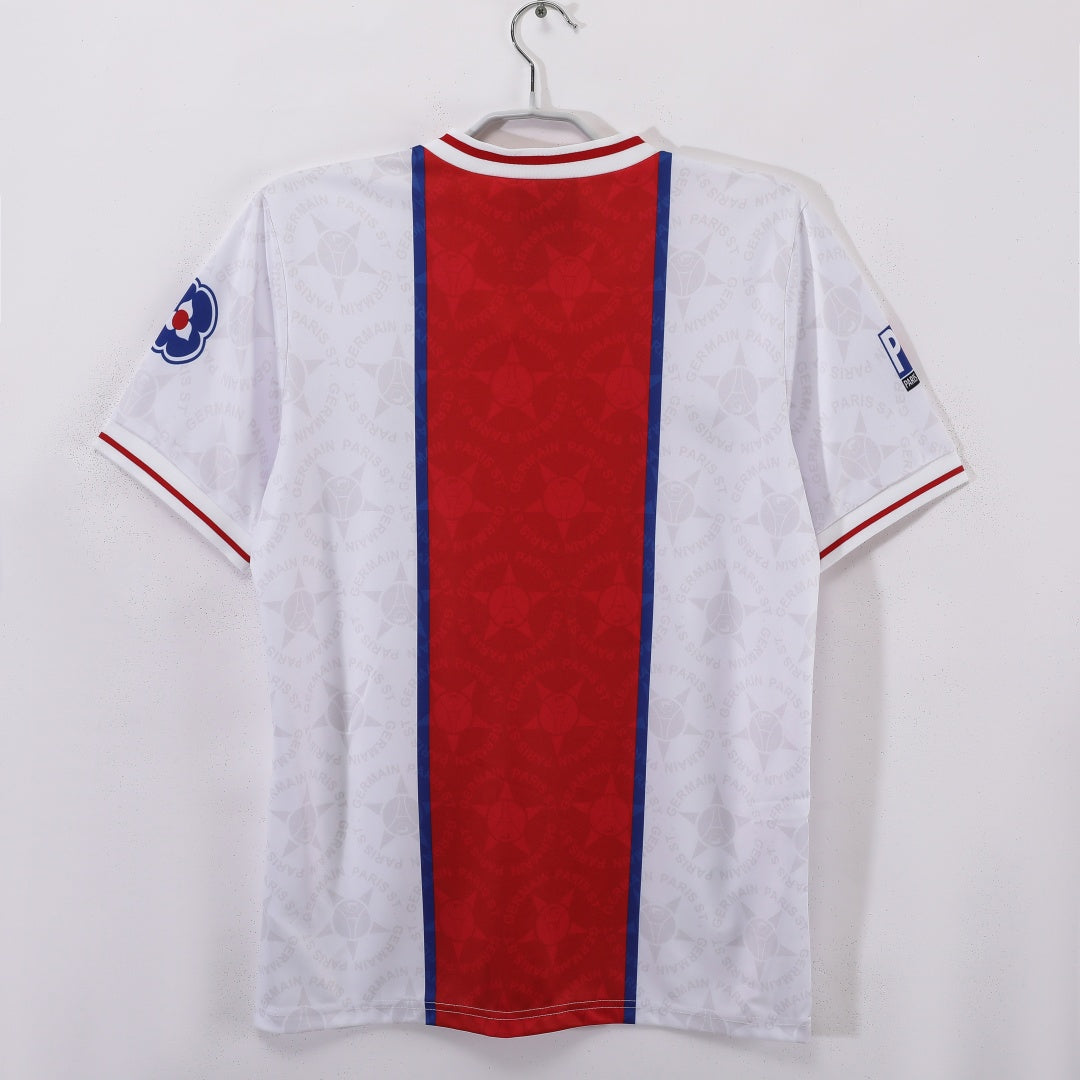Maillot extérieur rétro PSG 1995-1996 Le 12-ème Maillot, maillot de football bleu avec logo du club et détails vintage.