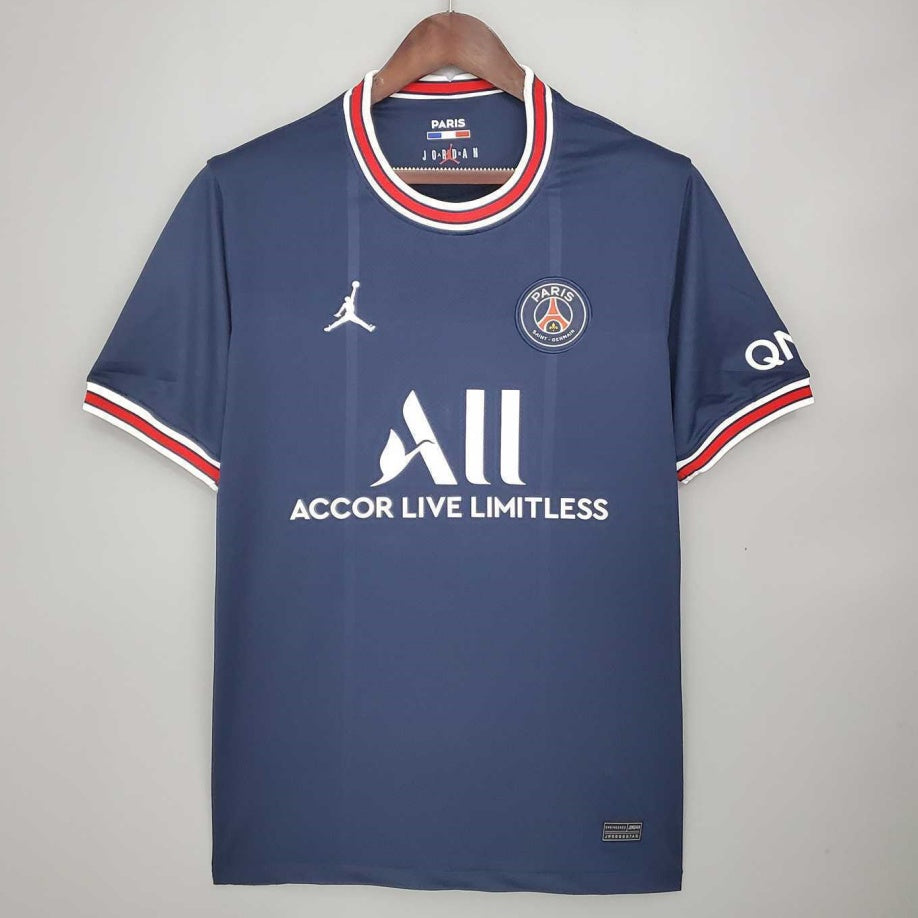 Maillot domicile rétro PSG 2021-2022 Le 12-ème Maillot, maillot de football bleu avec logo et détails rouges.