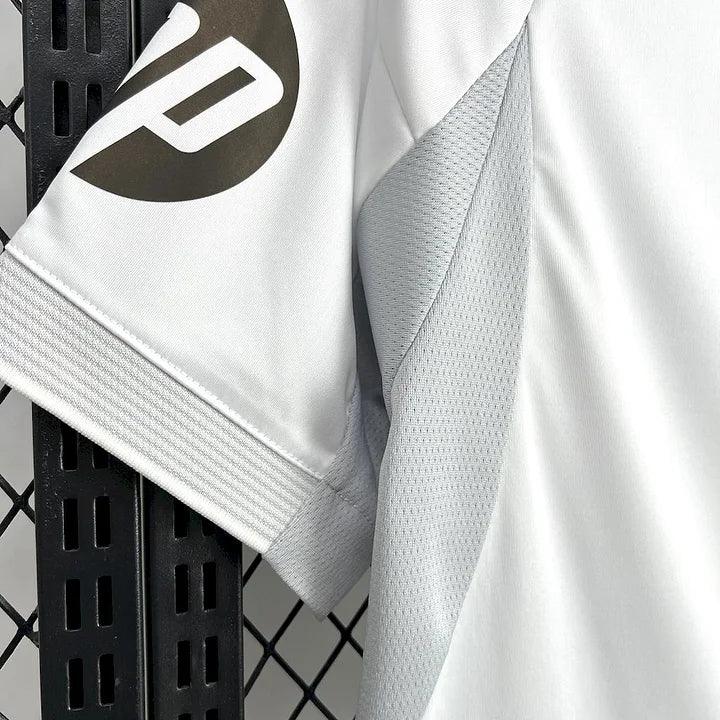 Maillot domicile du Real Madrid 2025-2026, marque Le 12 -ème Maillot, vue du maillot avec logo et détails du design.