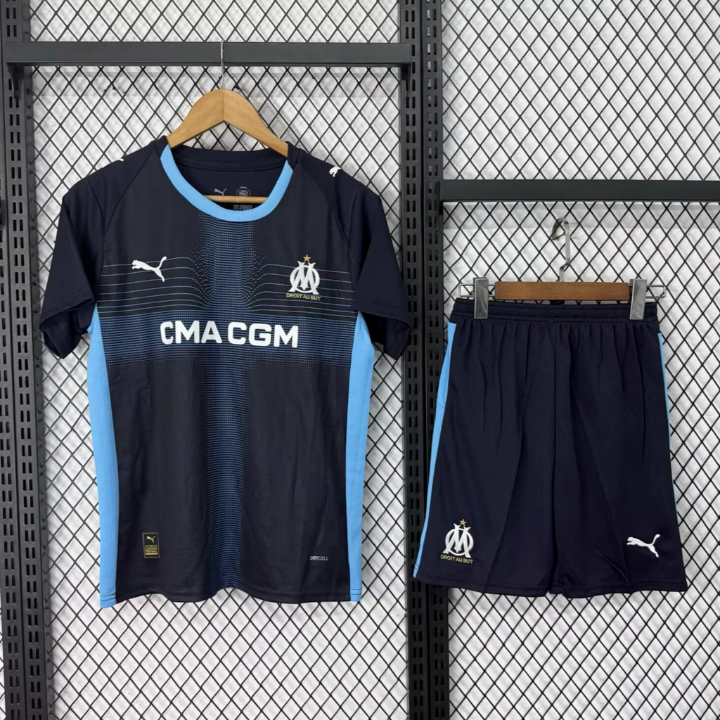 Ensemble de football Marseille Extérieur pour adulte, taille 25/26, par la marque Le 12 -ème Maillot, vue de face.